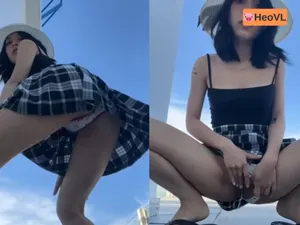 Người yêu dâm đi đi chơi nhưng cũng không quên quay clip show hàng cho fans xem