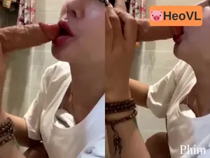 Vào nhà tắm thẩm du mút cu giả