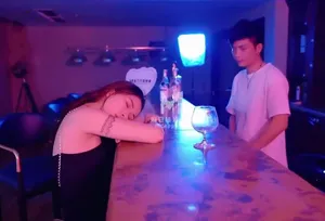 Anh bartender quán rượu đưa em khách buồi say xỉn về nhà rồi tranh thủ …