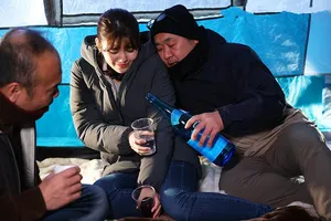 ông xã ngu ngục để vợ đi cắm trại với cu xóm