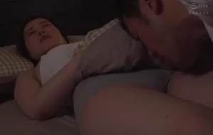 3 ngày người chồng đi làm ăn, vợ ở nhà nữa đêm bị bố ông xã mò vào phòng